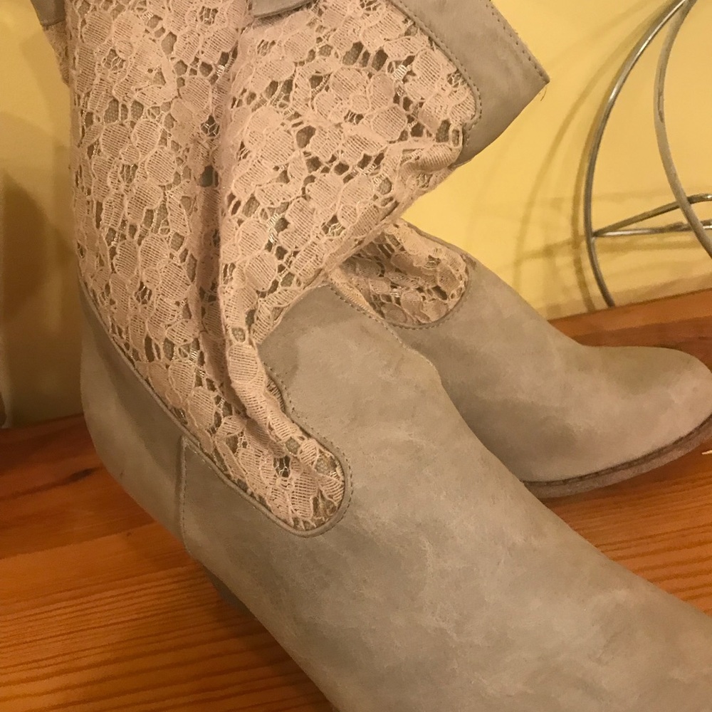 Boots - Picture 3 of 4